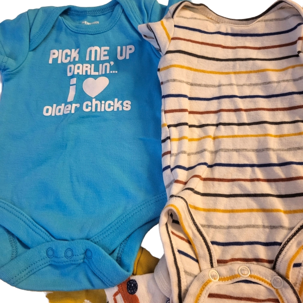 ⚠️SOLD⚠️Lot Of 8 Baby Boy Onesies Size Newborn - Picture 5 of 11